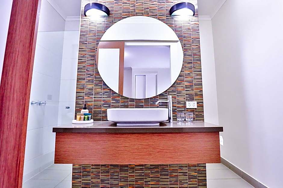 Indulge Apartments - Ontario