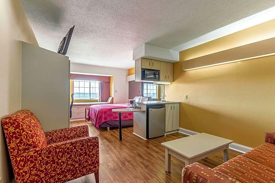 Econo Lodge Inn & Suites Evansville East