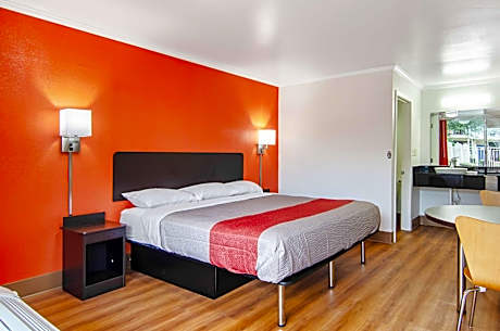 Deluxe King Room - Non-Smoking