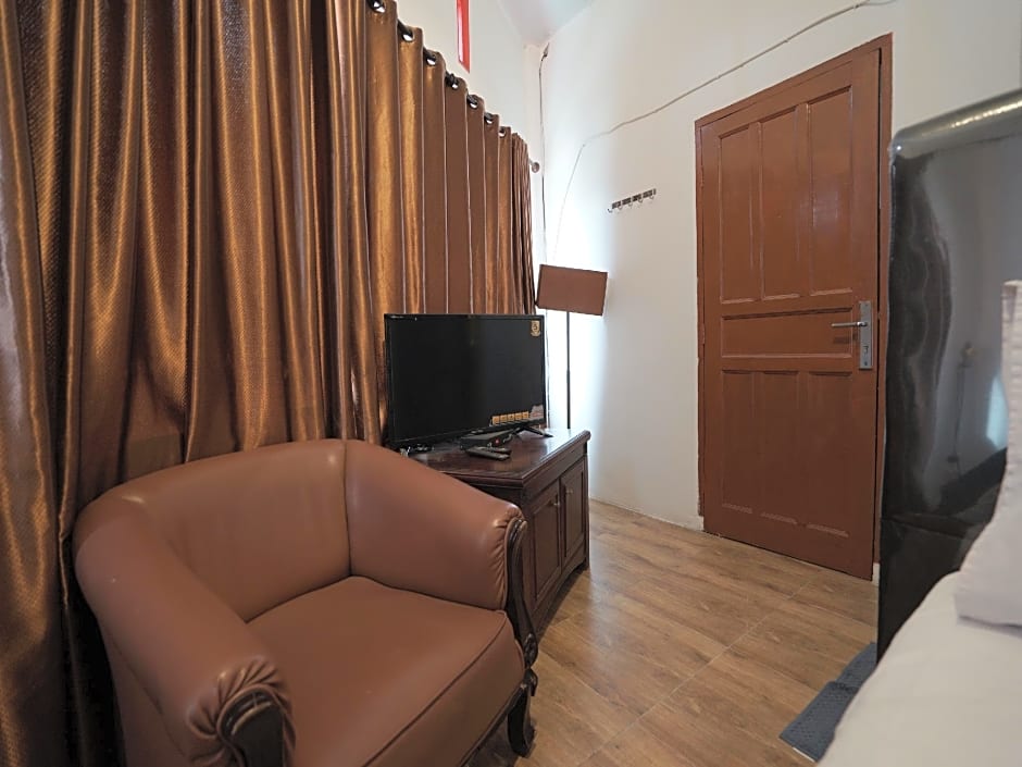 OYO 90645 Karisma Residence