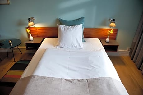 Standard Queen Room - Non-Smoking