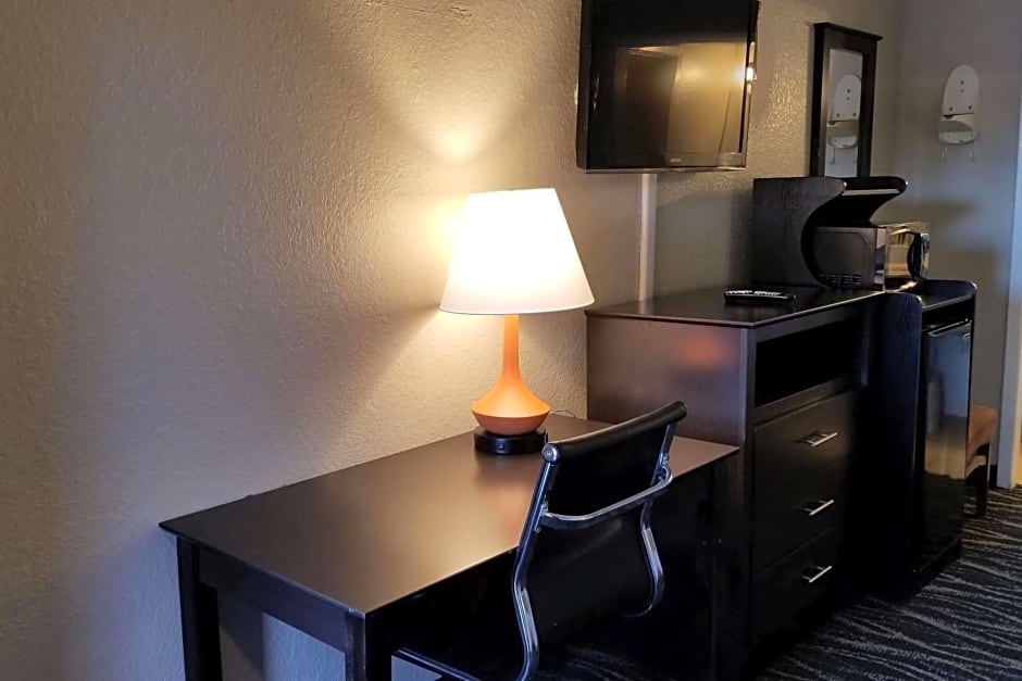 Howard Johnson by Wyndham Houston Hobby Airport