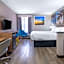 Days Inn & Suites by Wyndham Commerce