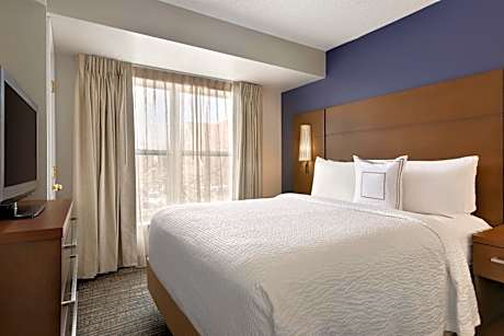 One-Bedroom Queen Suite with Tub - Mobility/Hearing Accessible