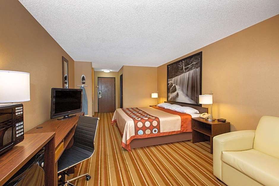 Super 8 by Wyndham Salina I-70