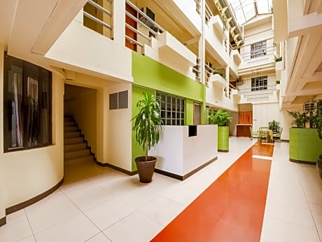 Vaccinated Staff - Capital O 465 Ford's Inn