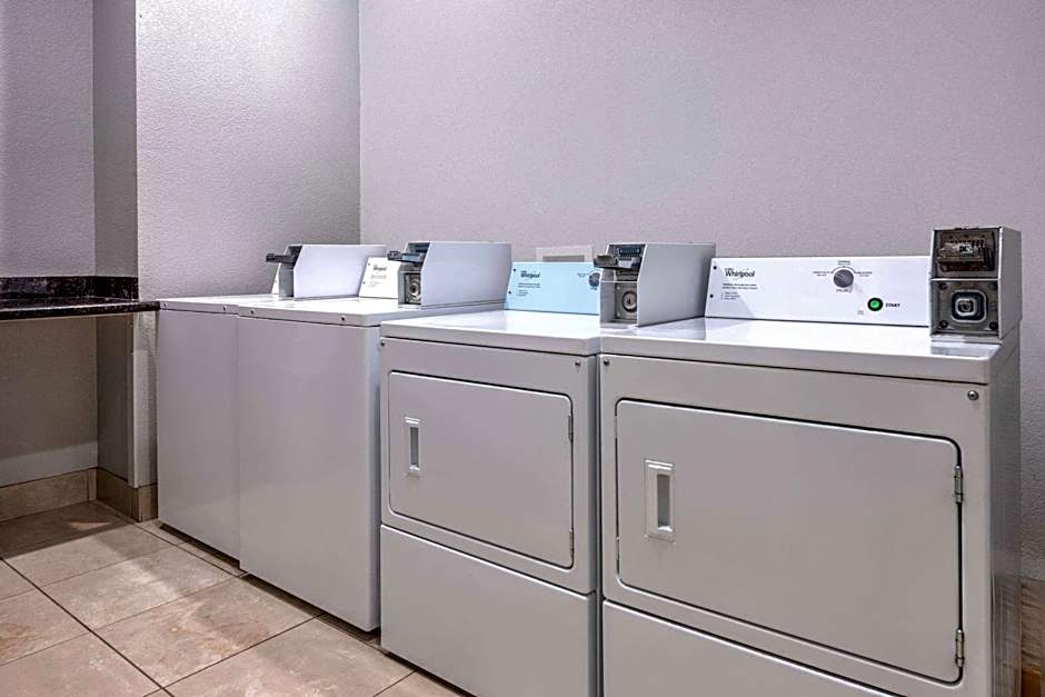 La Quinta Inn & Suites by Wyndham Alvarado