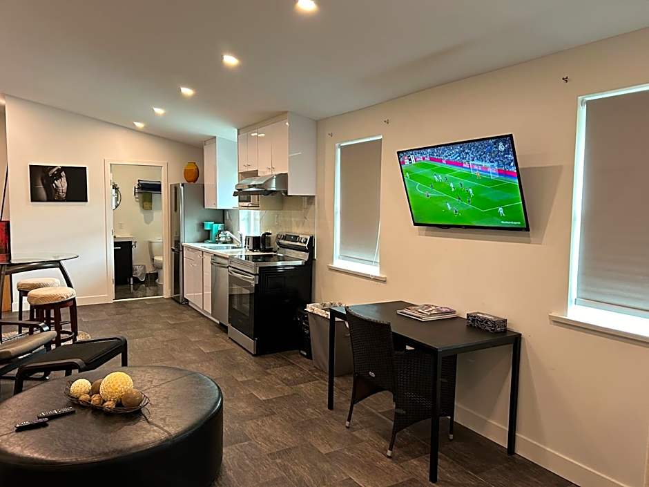The Lions Self Contained Suite, Shared Pool, Hot Tub, Views