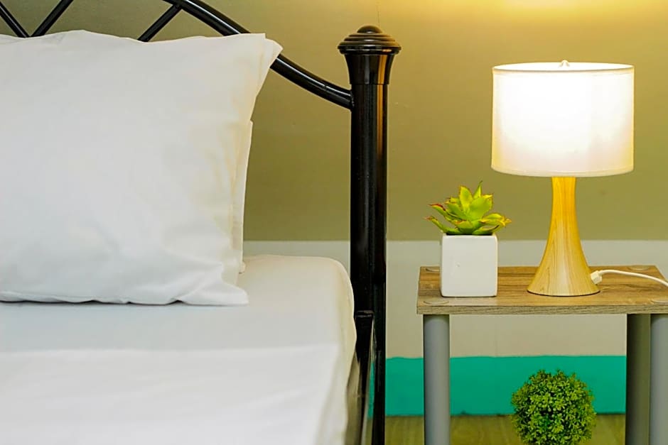 Nomads MNL Backpackers Homestay - near Airport