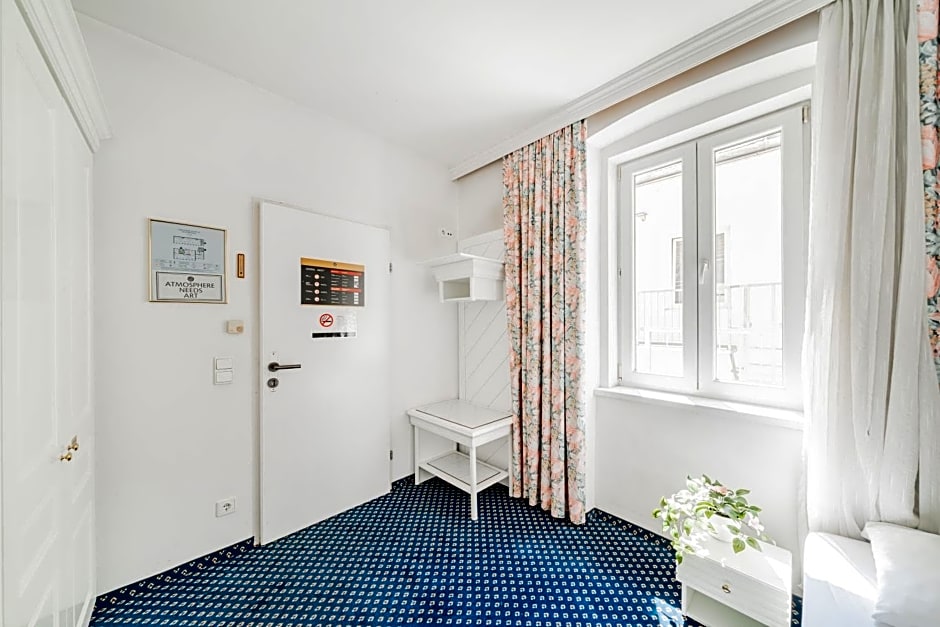 Self-Check-In Hotel Adlon