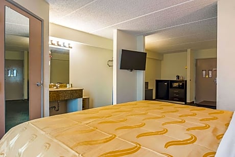 King Suite with Roll-In Shower - Accessible/Non-Smoking