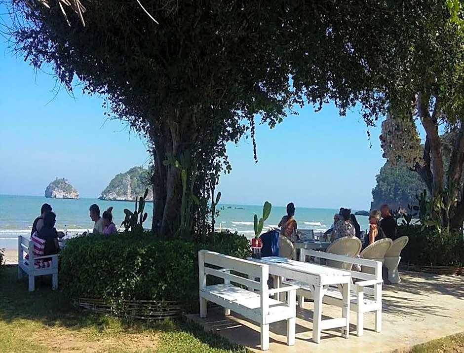 Brassiere Beach Hotel