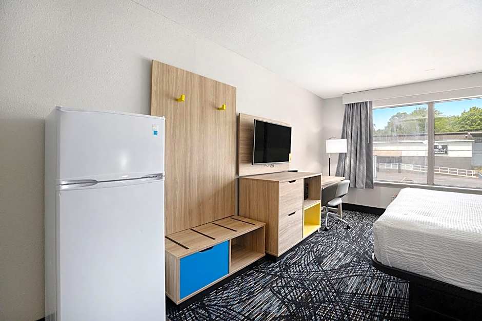 Days Inn & Suites by Wyndham Norton Shores/Muskegon