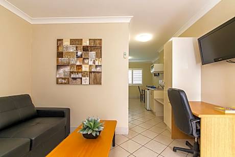 Executive Queen Suite with Sofa