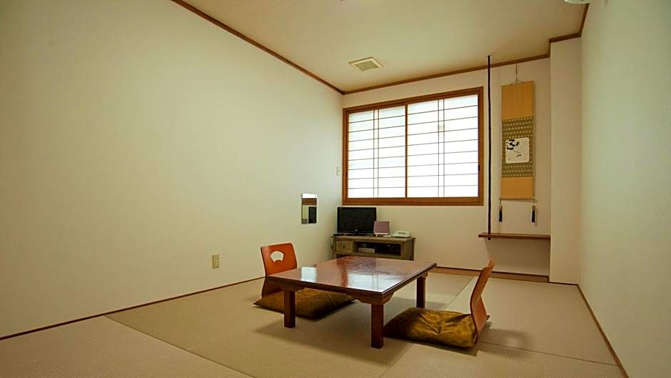 Zdjęcie 1 z 5 — Japanese-Style Family Room with Shared Bathroom