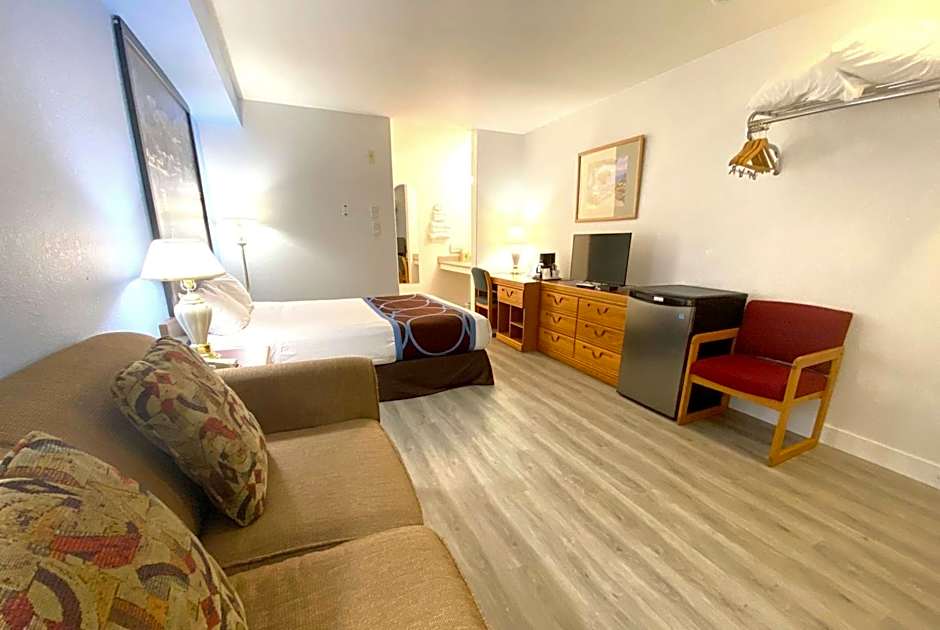 Super 8 by Wyndham Sicamous