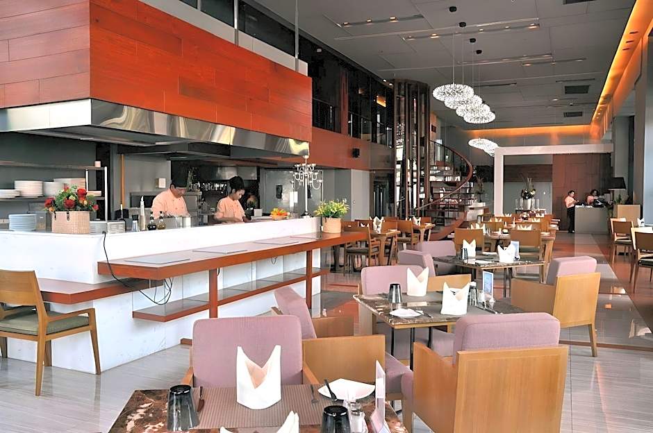 Summit Windmill Golf Suite Hotel at Suvarnabhumi