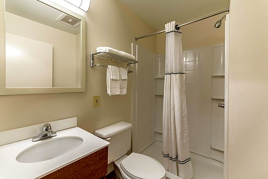 HomeTowne Studios by Red Roof Atlanta - Lawrenceville