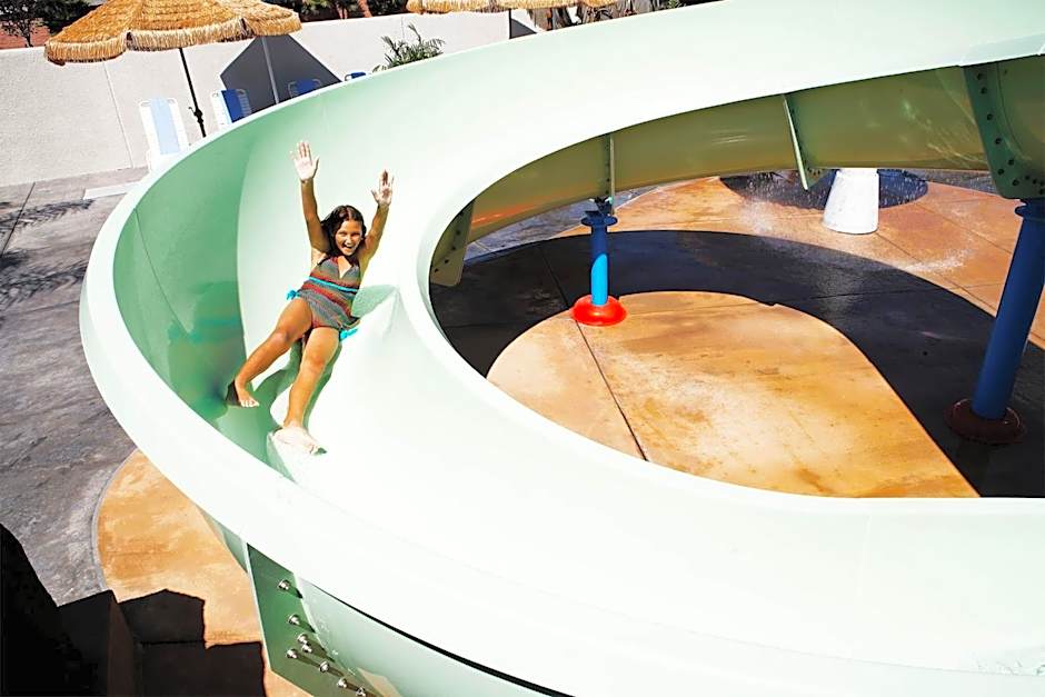 Howard Johnson by Wyndham Anaheim Hotel & Water Playground