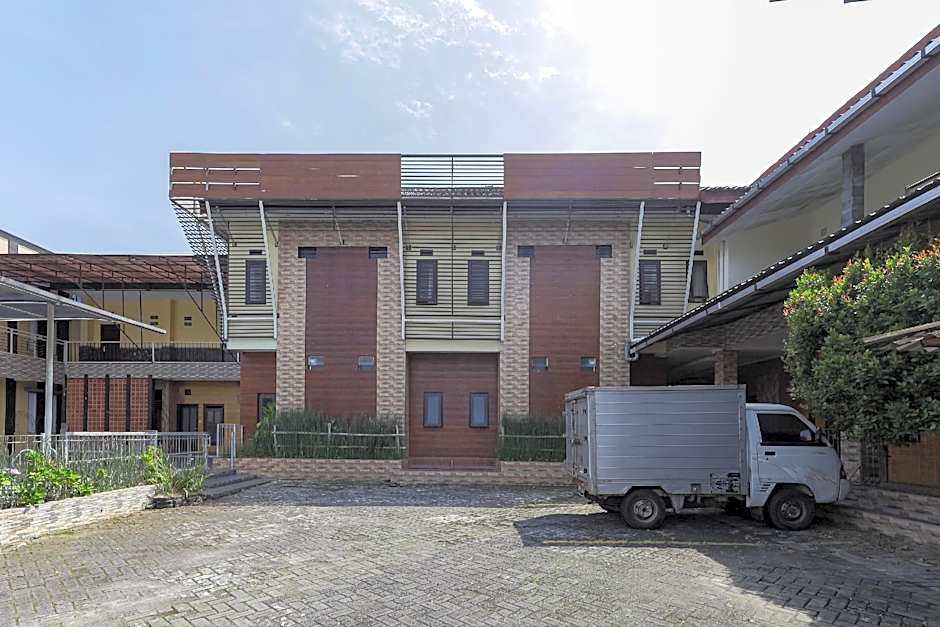 RedDoorz Plus near Museum Angkut Batu 4