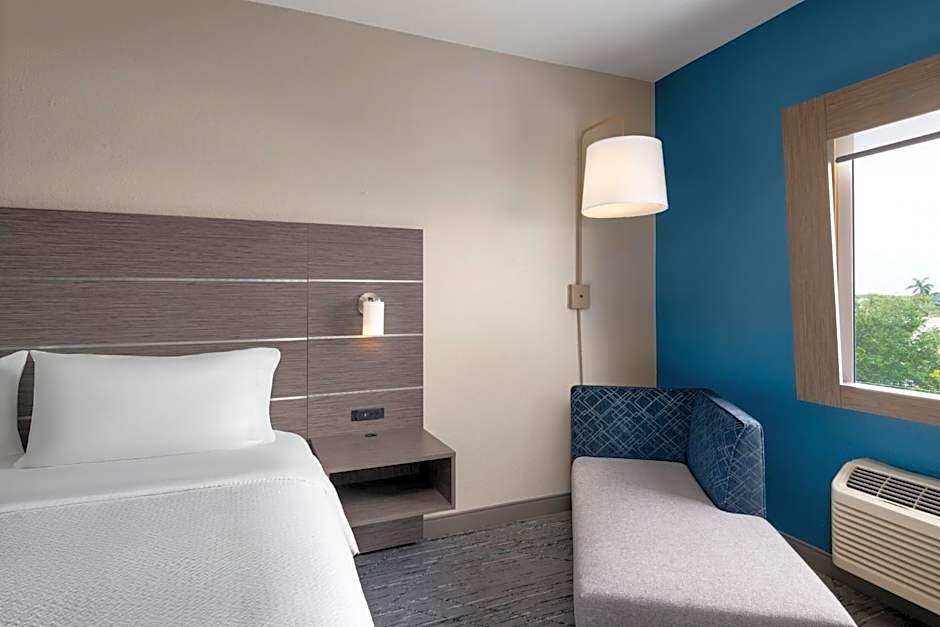 Holiday Inn Express & Suites Boynton Beach West By IHG