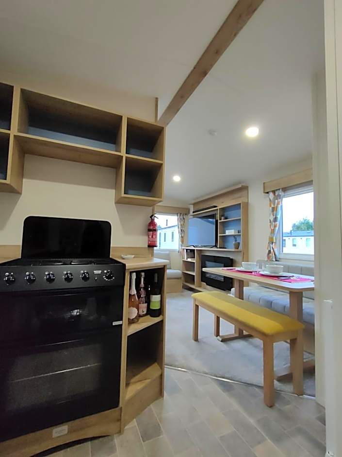 3 Bedroom Luxury Caravan - Vans With Business Sign Not Allowed