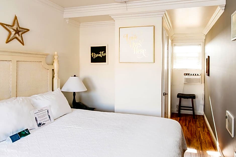 Seaside Laguna Inn & Suites