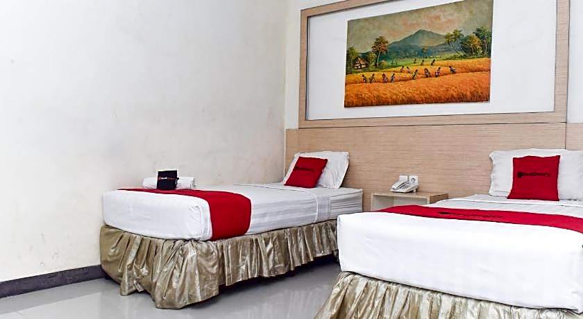 RedDoorz Plus near Sultan Hasanuddin Airport