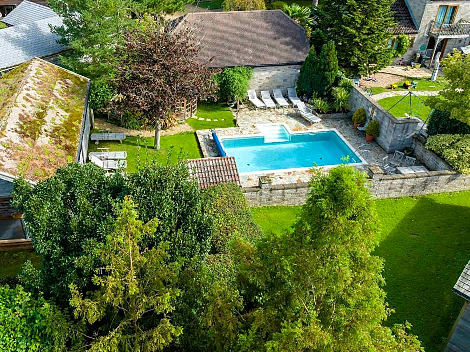 Tor Farm Lodges - Private Hot Tubs, Shared Seasonal Outdoor Pool, Dog Friendly