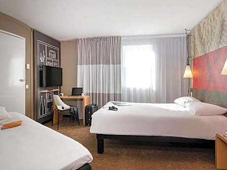 Standard Room with One Double Bed and One Single Bed