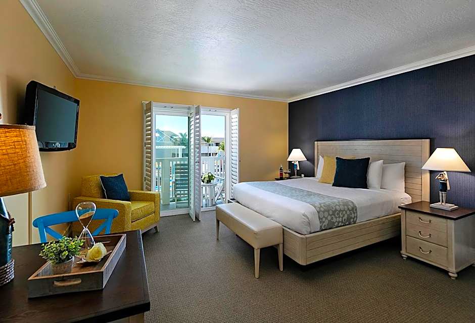 Zdjęcie 1 z 4 — 2 Bedroom 2 King Beds, Corner, Partial Ocean View