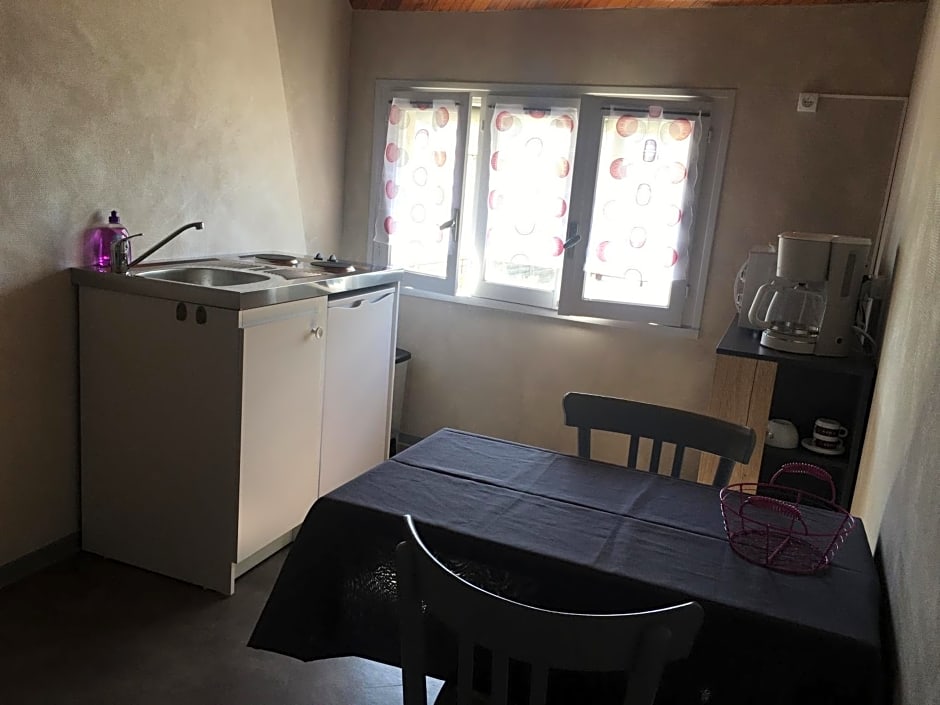 AUX PORTES D'AUBRAC studio 2 personnes