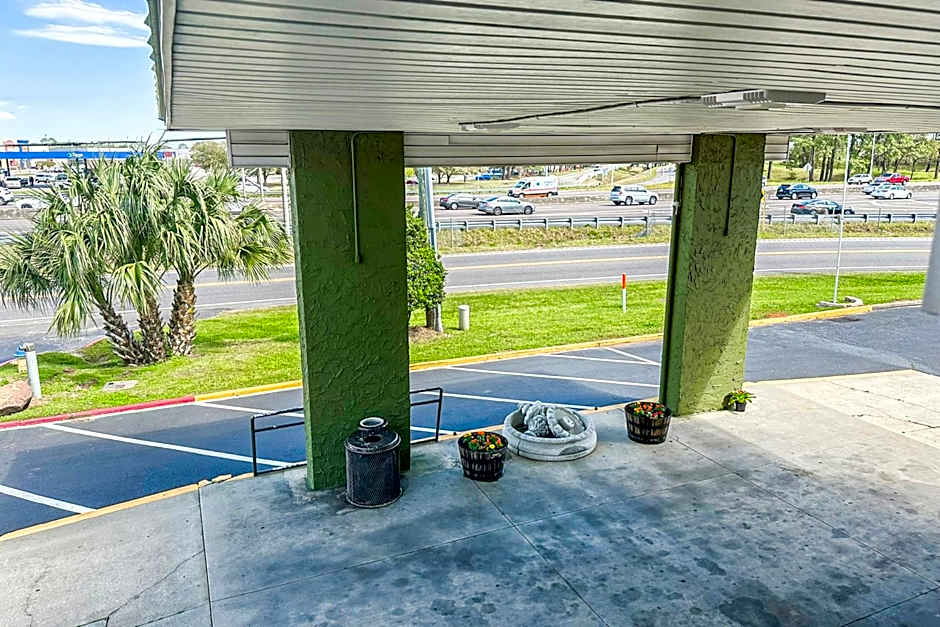 OYO Hotel Mobile, AL I-65 at Airport Blvd