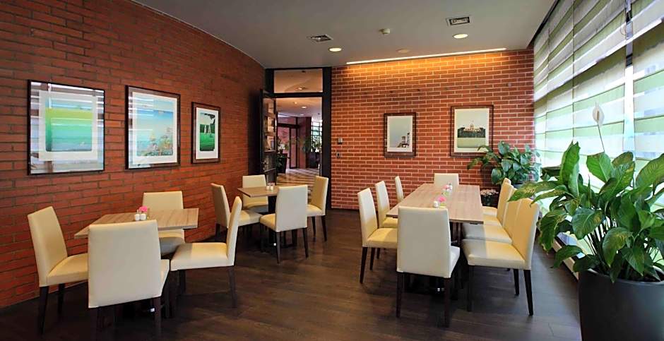 Expo Hotel
