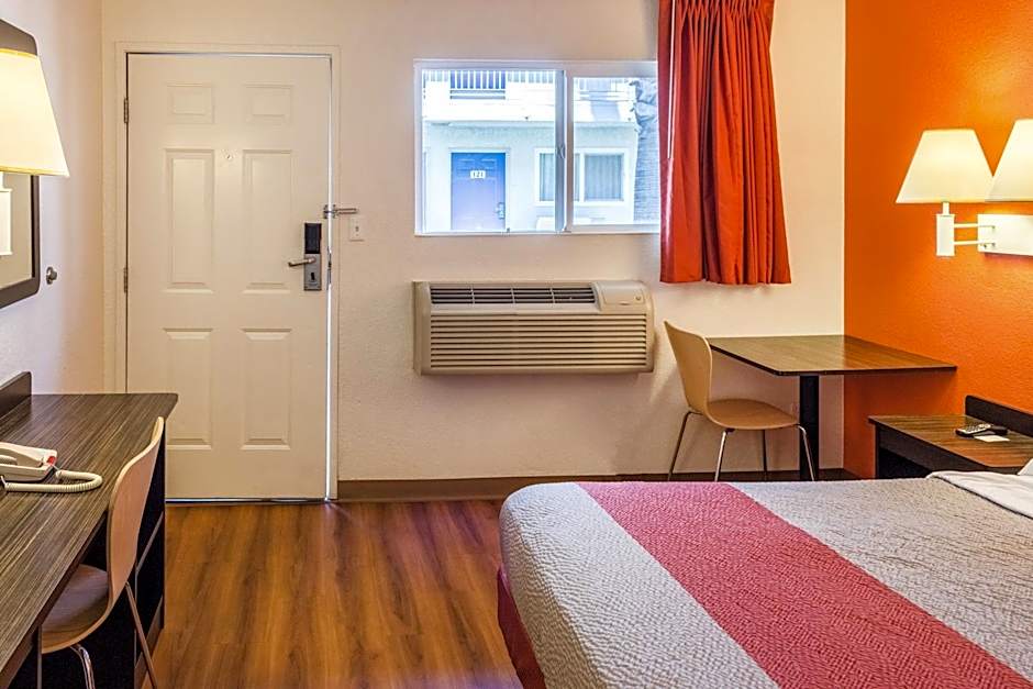 Motel 6-Bakersfield, CA - East