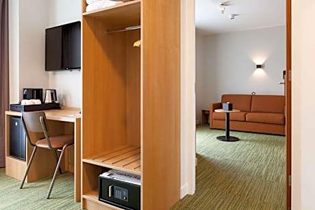 Two-Room Family King Room with Twin Beds