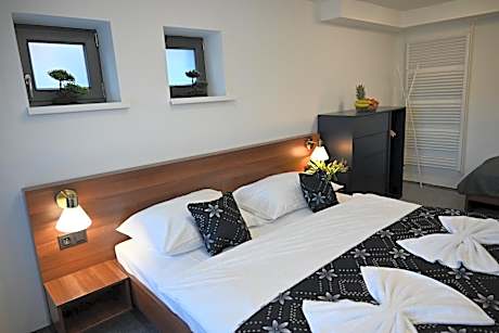 Triple Room with Bath - Ground Floor