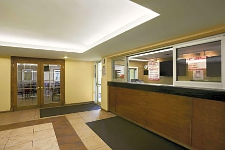 Travelodge by Wyndham Lansing IL