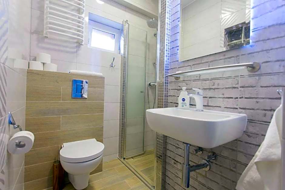 Villa Anna - Noclegi Rooms - FREE parking, taras, 1500m do Starówki