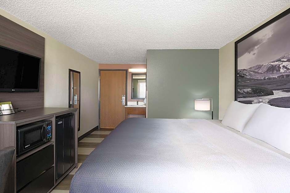 Super 8 by Wyndham Conrad