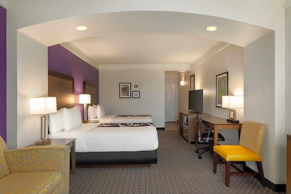 La Quinta Inn & Suites by Wyndham Arlington North Six Flags Drive