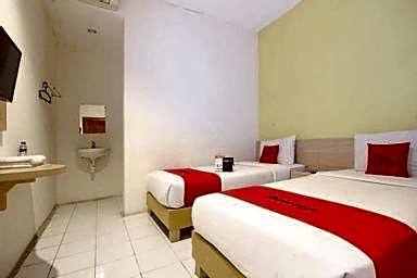 RedDoorz Plus @ Slamet Riyadi