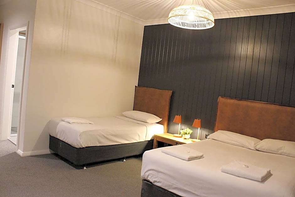 Palm and Pawn Motor Inn