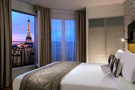Studio Eiffel Tower view with balcony