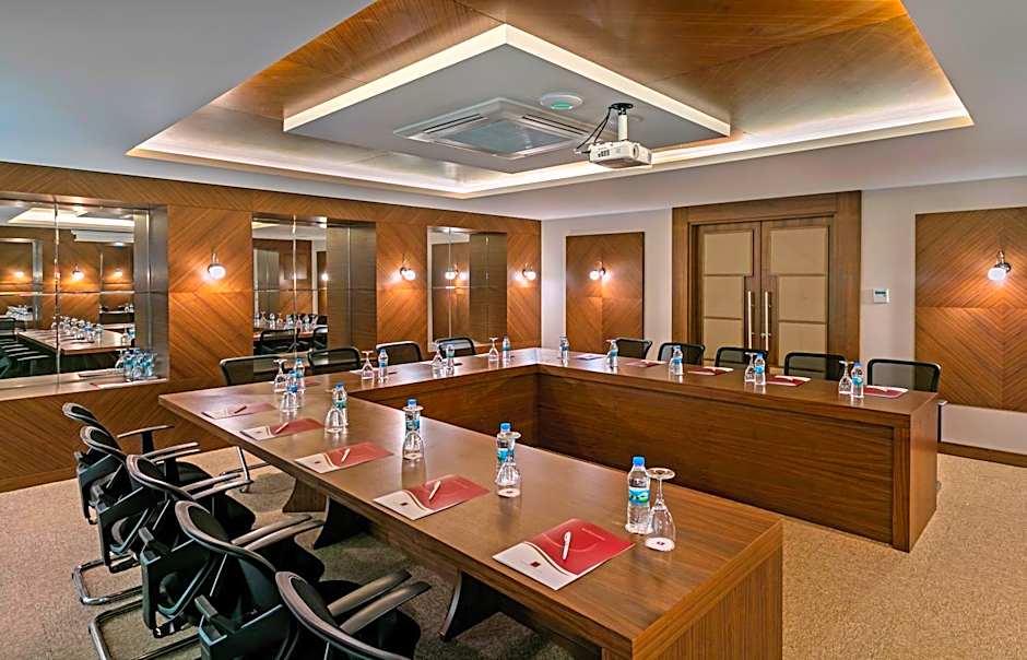 B Business Hotel & Spa