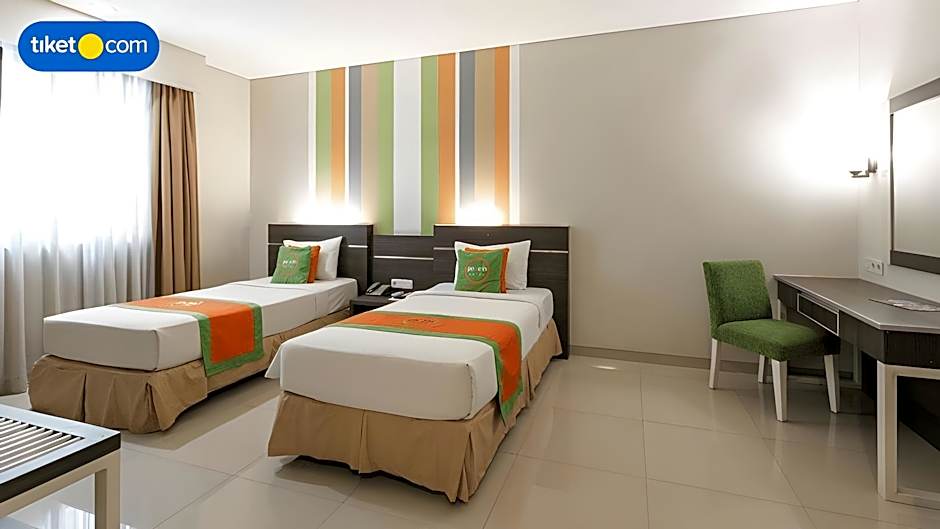 Pose In Hotel Solo