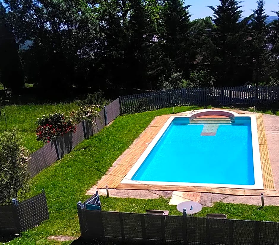 Nature et Piscine au sommet du Périgord