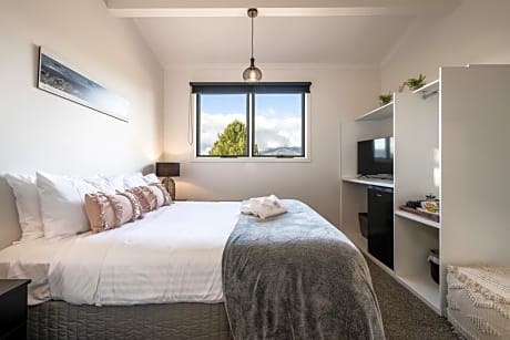Retreat 1 Queen Bed