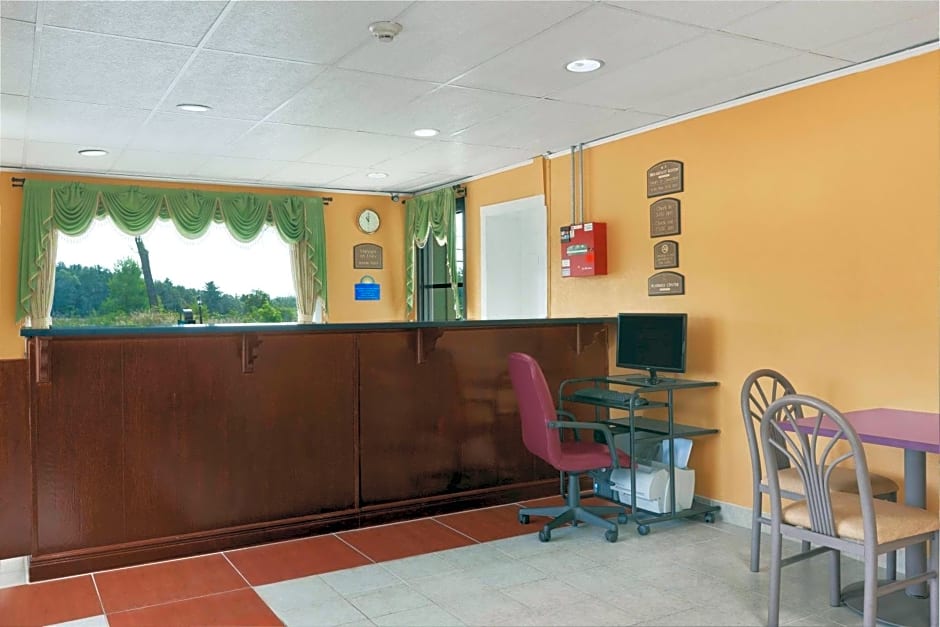 Days Inn by Wyndham Queensbury/Lake George