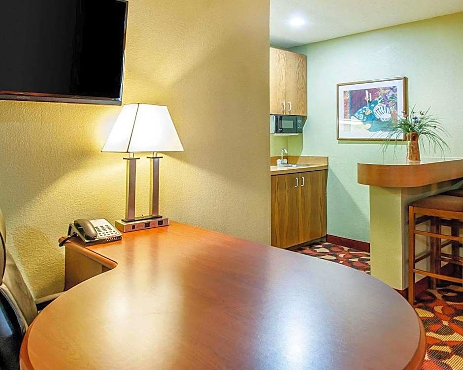 Quality Inn & Suites Kansas City I-435n Near Sports Complex